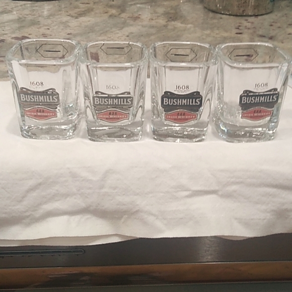 Set Of 4 The Old Bushmills Distillery Irish Whiskey Square Shot Glasses - Picture 1 of 7
